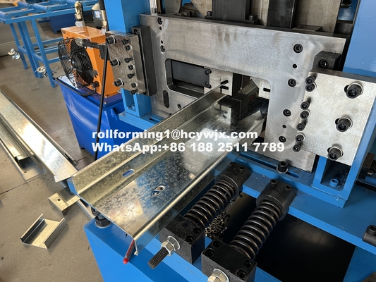 Chain Drive CZ Purlin Roll Forming Machine 14-18 Stasiun Panjang pemotongan yang dapat disesuaikan