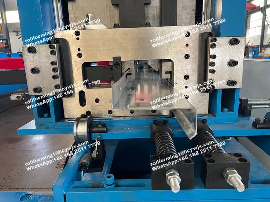Steel CZ Purlins Roll Forming Machine yang dikendalikan oleh PLC