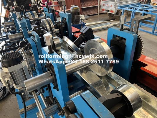 Chain Drive CZ Purlin Roll Forming Machine 14-18 Stasiun Panjang pemotongan yang dapat disesuaikan