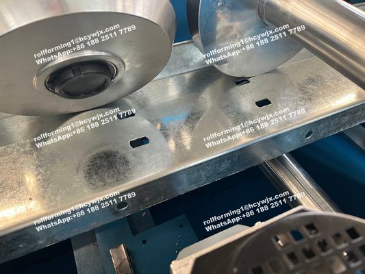 Steel CZ Purlins Roll Forming Machine yang dikendalikan oleh PLC