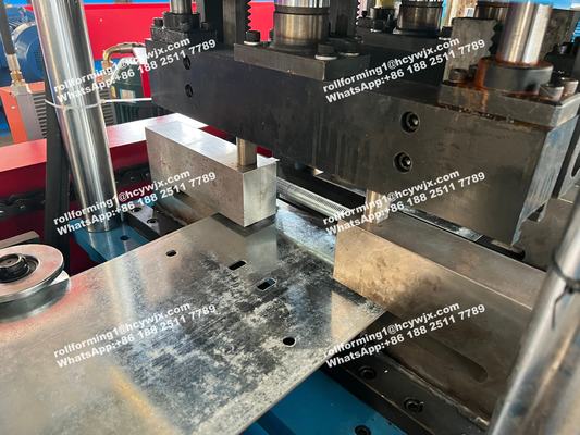 Steel CZ Purlins Roll Forming Machine yang dikendalikan oleh PLC